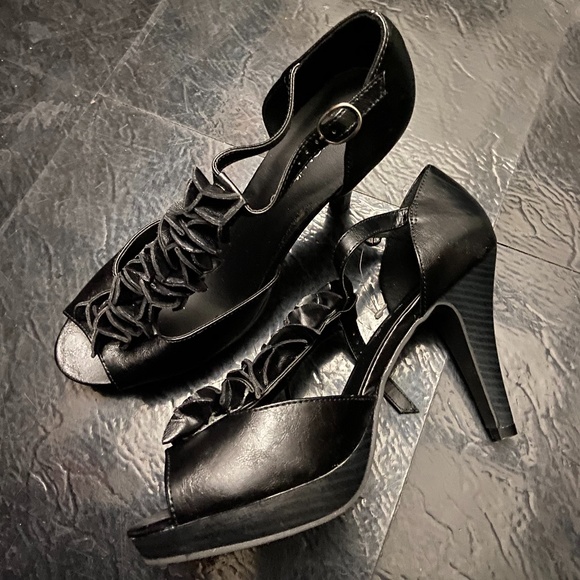 Black Heels with Ruffle Detail - Picture 3 of 4